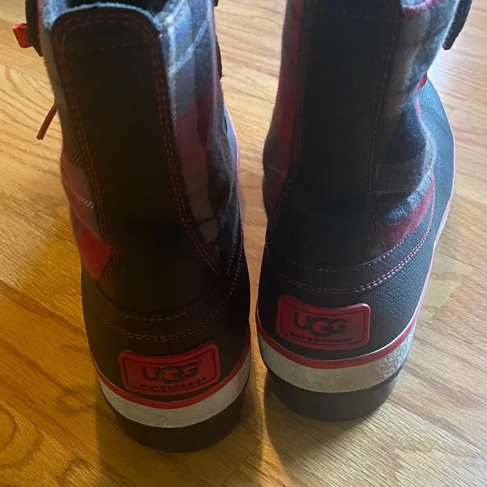 UGG Decatur  Boots in Black and Red Plaid